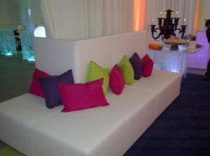 1412102113_kook-couch-with-colored-pillows